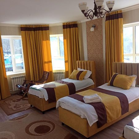 Turan Guesthouse คาราโคล ภายนอก รูปภาพ