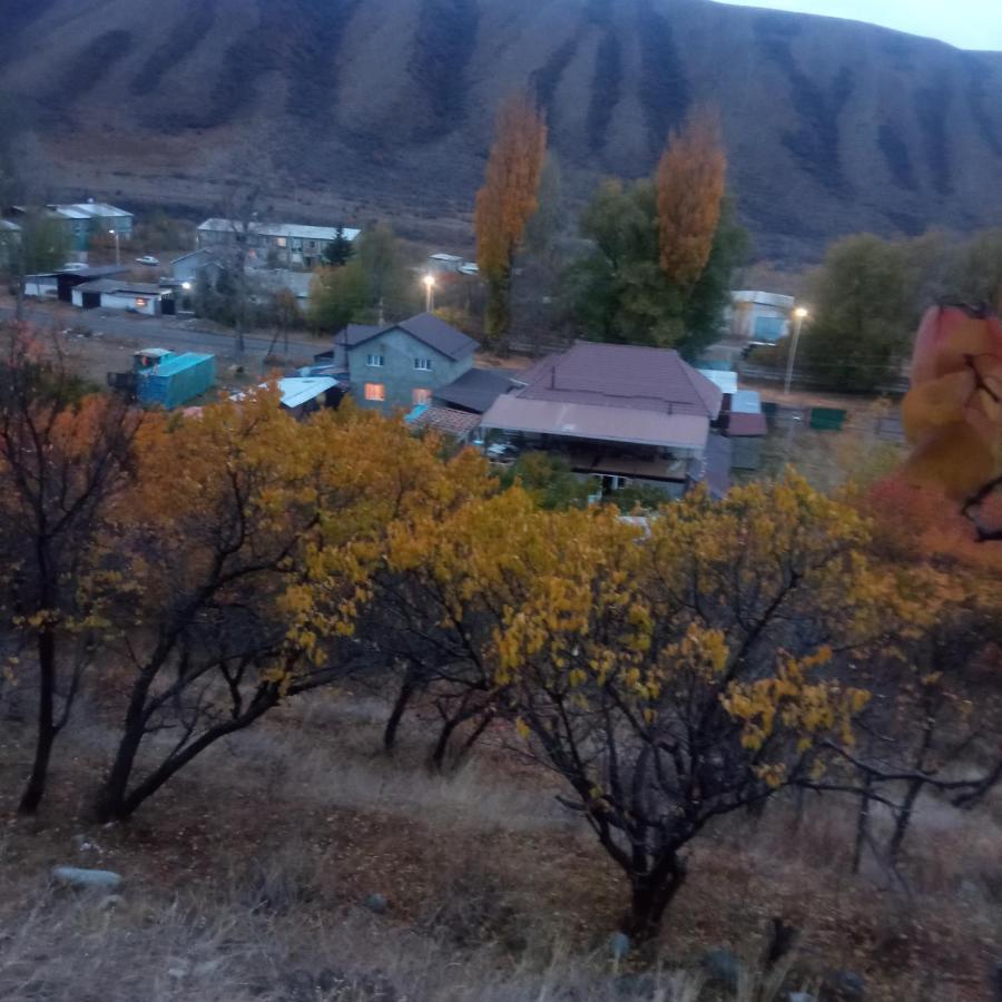 Turan Guesthouse คาราโคล ภายนอก รูปภาพ