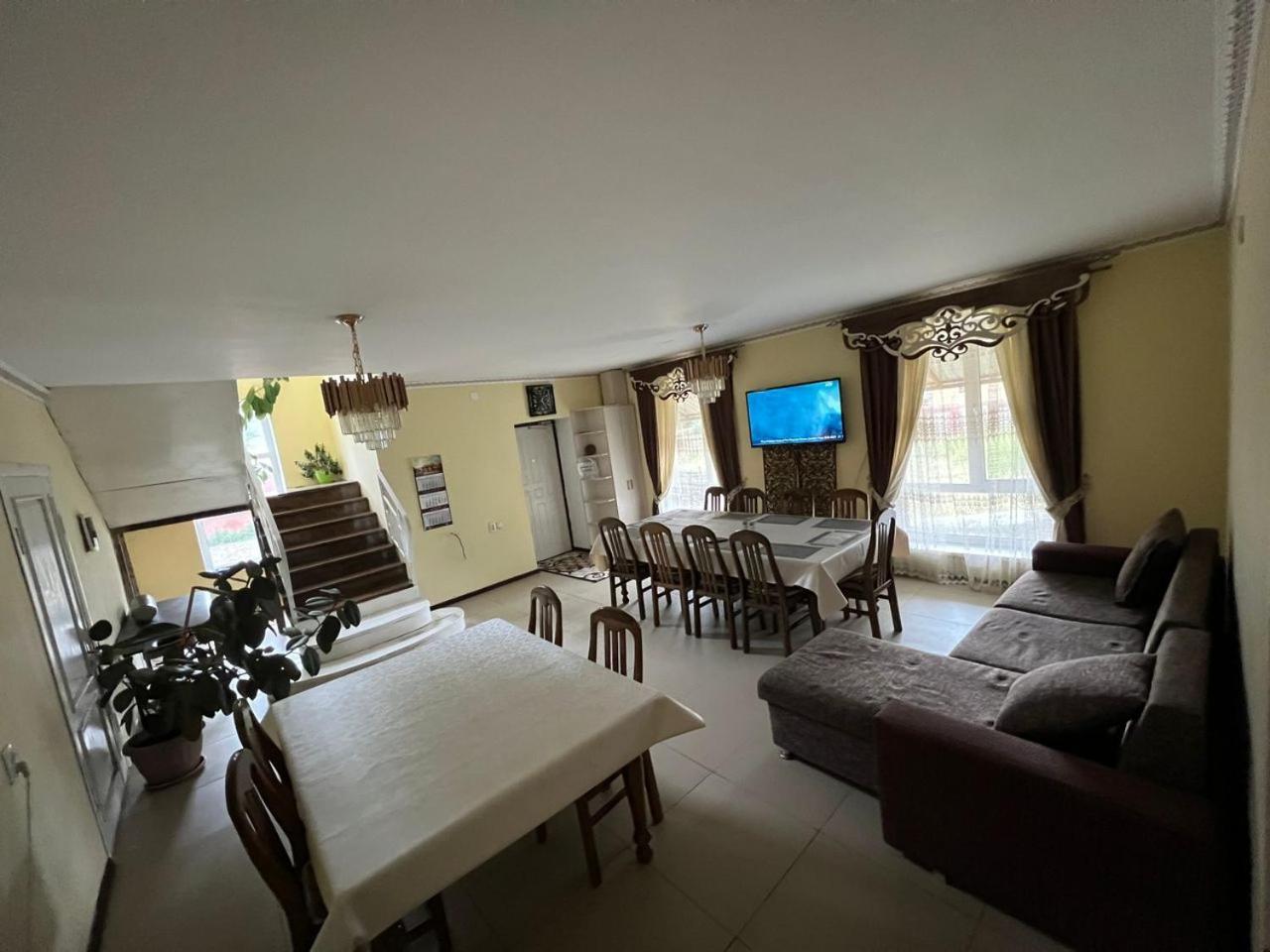 Turan Guesthouse คาราโคล ภายนอก รูปภาพ